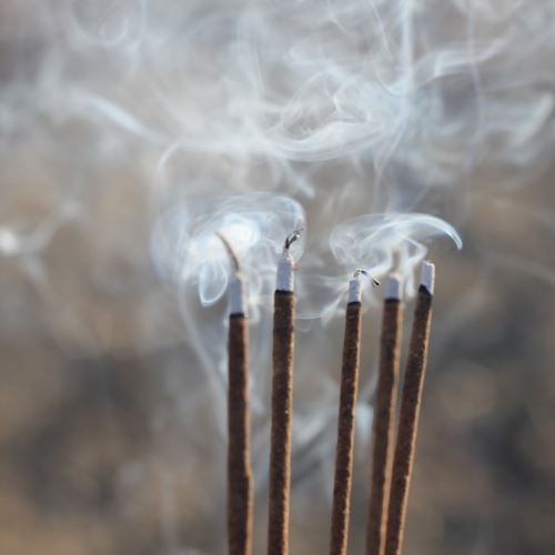 Bâtons ou bâtonnets d'encens maison – comment fabriquer un fumeur naturel ?