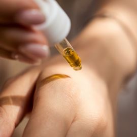 Huile protectrice dorée pour les bains de soleil