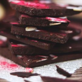 Chocolat et pralines maison aux amandes et à la poudre de framboise