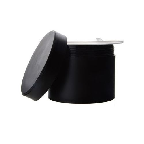 Trois Translucide Pot En Plastique PVC Avec Couvercle Rouge Isolé En Noir  Banque D'Images et Photos Libres De Droits. Image 40925338