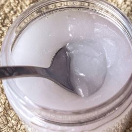 Un gel démaquillant et nettoyant composé de quatre ingrédients qui élimine même le maquillage waterproof !