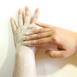 Gommage universel au lait de chèvre, à la soie d'avoine et au bicarbonate de soude