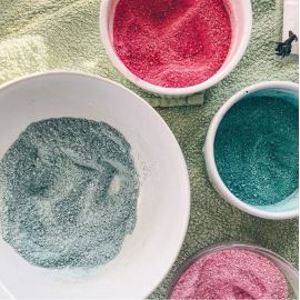 Bain parfait mousseux et pétillant - bombe de bain en plusieurs couches dans une bouteille