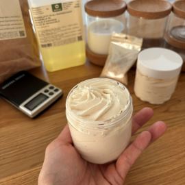 Beurre de karité fouetté et onctueux, parfumé à l'huile d'amande et au thé blanc