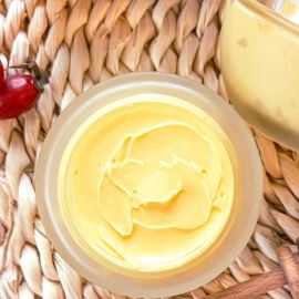 Nettoyant riche pour la peau à base de bleuet, de miel et de cynorrhodon - comment faire un démaquillant maison ?